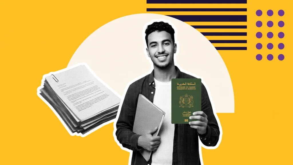 Étudiant souriant avec passeport marocain, à côté d'une pile de documents, pour tout savoir sur Campus France