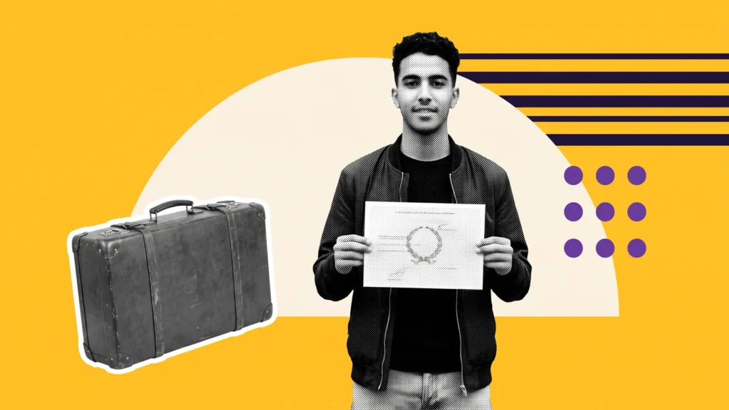 Bachelier fier tenant son diplôme, à côté d'une valise, pour étudier en France après le bac marocain