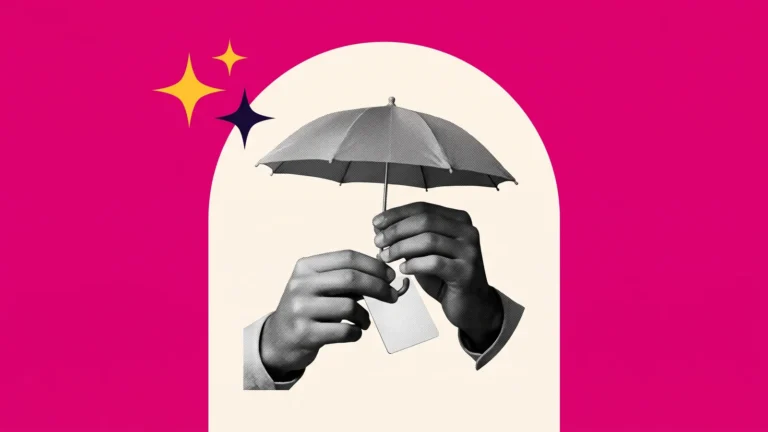 Mains tenant un parapluie au-dessus d'une carte santé, symbole de l'assurance santé de l'étudiant