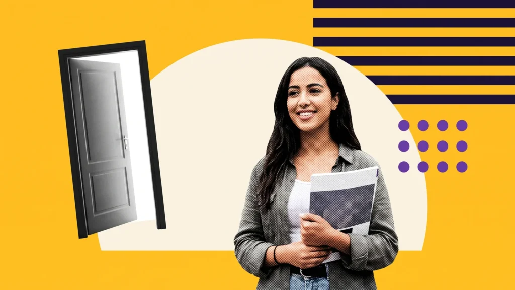 Étudiante souriante avec une brochure, à côté d'une porte entrouverte, pour les écoles privées après un refus Campus France