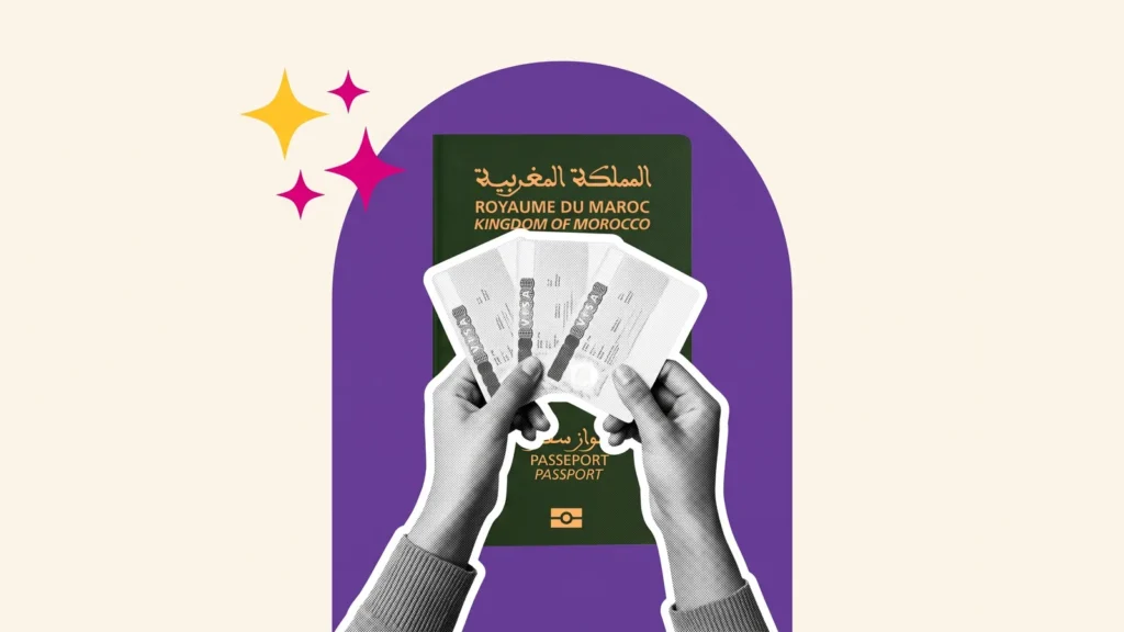 Mains tenant plusieurs vignettes visa au-dessus d'un passeport marocain, pour choisir son visa d'études