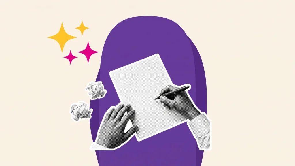 Main écrivant une lettre au stylo, avec des brouillons froissés, pour la lettre de motivation Campus France