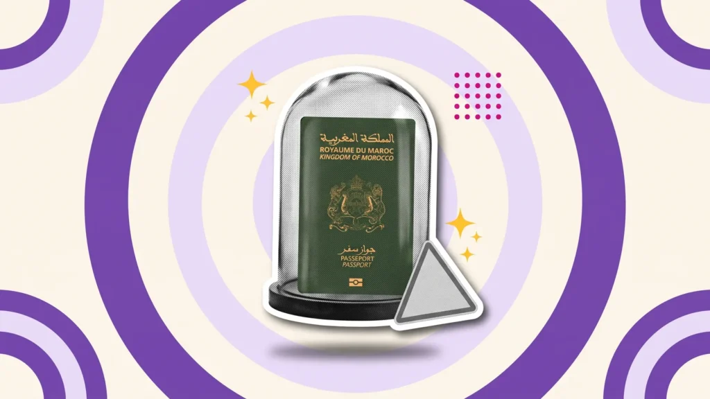 Passeport marocain protégé sous une cloche de verre, avec un panneau d'alerte, pour éviter les arnaques