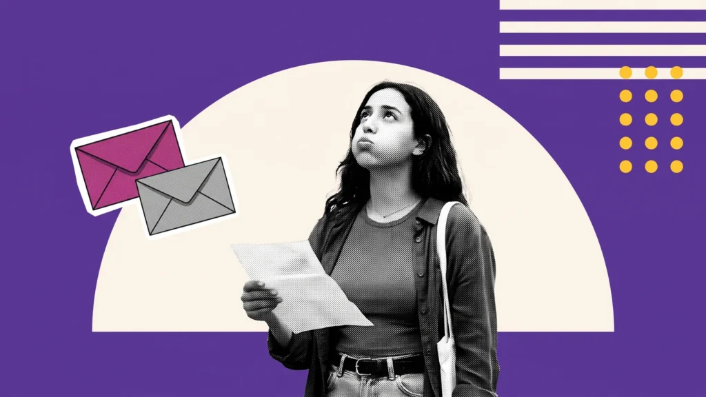 Étudiante déçue regardant vers le haut, une lettre à la main, à côté de deux enveloppes, après un refus