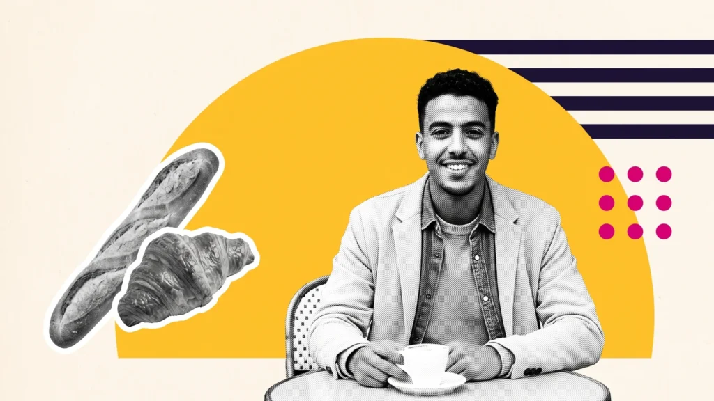 Étudiant souriant en terrasse de café, à côté d'une baguette et d'un croissant, pour s'adapter à la vie en France