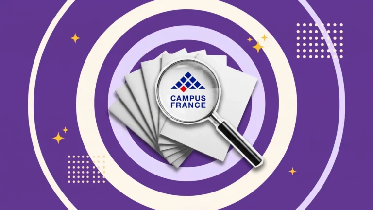 Loupe sur des brochures avec le logo Campus France, pour chercher une formation dans le catalogue