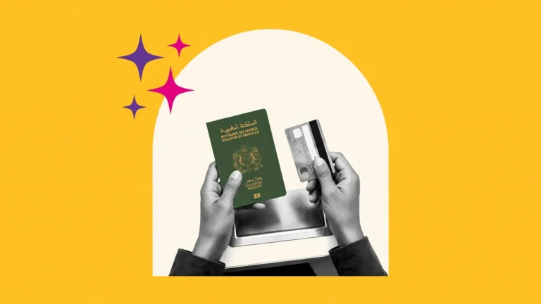 Mains tenant un passeport marocain et une carte bancaire, pour payer les frais de visa chez TLScontact