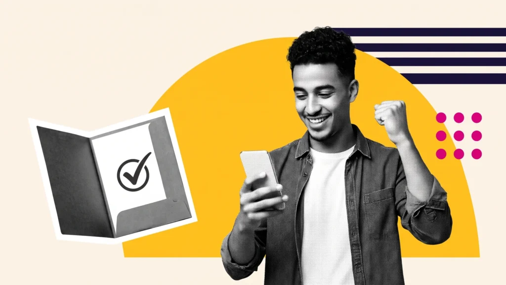 Étudiant heureux devant son téléphone, à côté d'un dossier validé, après son acceptation Campus France