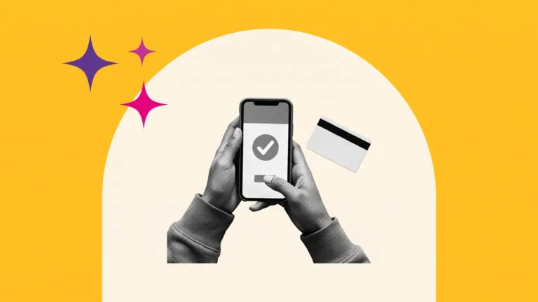 Mains tenant un téléphone affichant un paiement validé et une carte étudiante, pour la CVEC